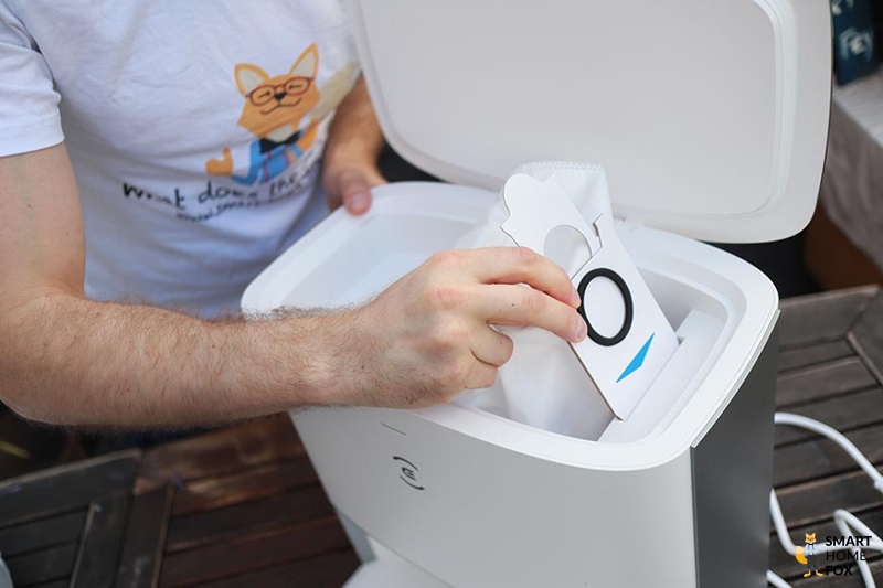 Der Einweg-Staubbeutel wird in der ECOVACS DEEBOT T10 Plus Station ausgetauscht